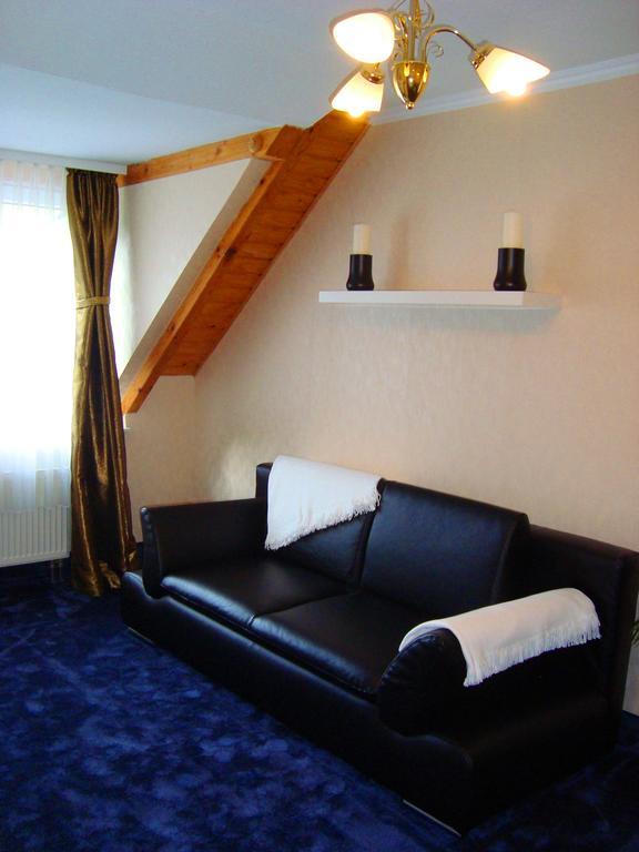 Hotel Zum Goldenen Hirsch Sankt Kilian Экстерьер фото