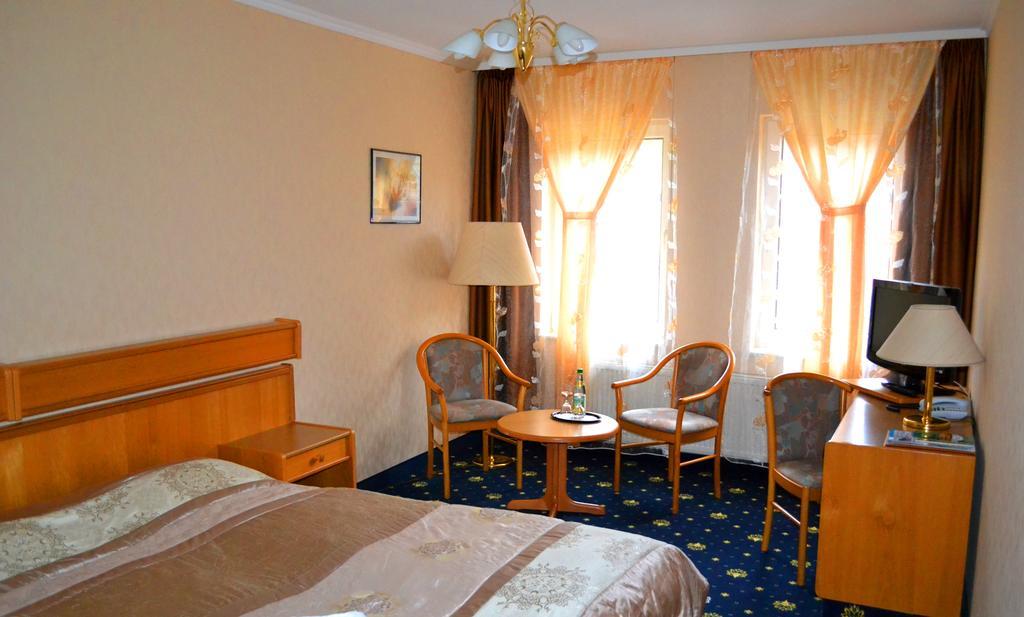 Hotel Zum Goldenen Hirsch Sankt Kilian Экстерьер фото