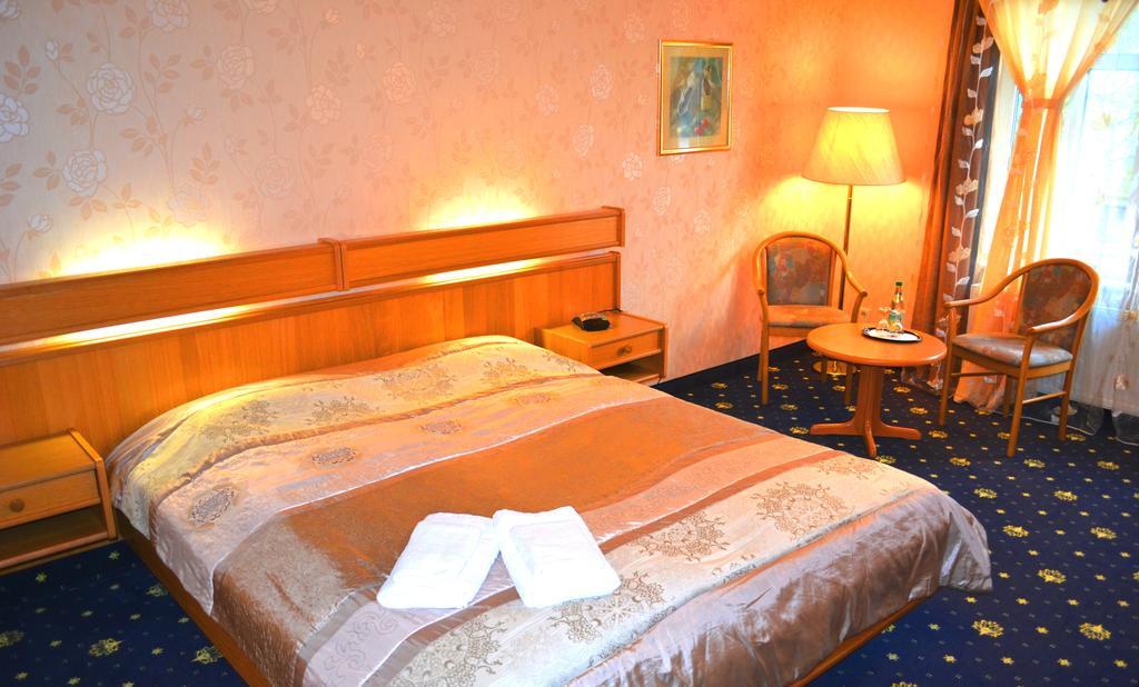 Hotel Zum Goldenen Hirsch Sankt Kilian Экстерьер фото