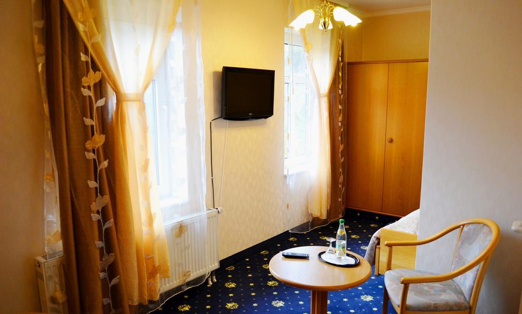 Hotel Zum Goldenen Hirsch Sankt Kilian Экстерьер фото