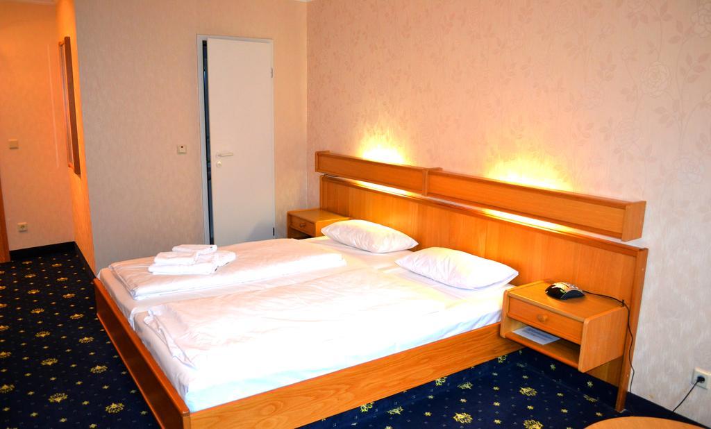 Hotel Zum Goldenen Hirsch Sankt Kilian Номер фото
