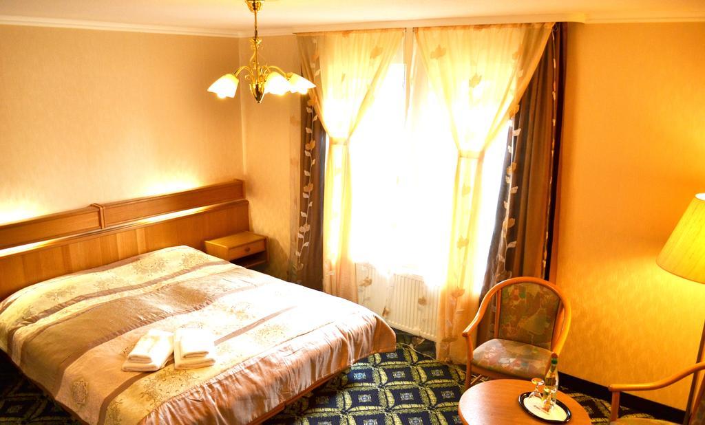 Hotel Zum Goldenen Hirsch Sankt Kilian Экстерьер фото