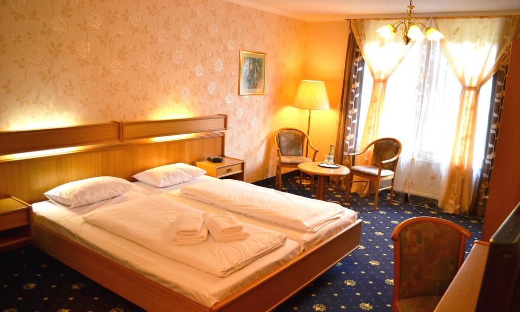 Hotel Zum Goldenen Hirsch Sankt Kilian Экстерьер фото