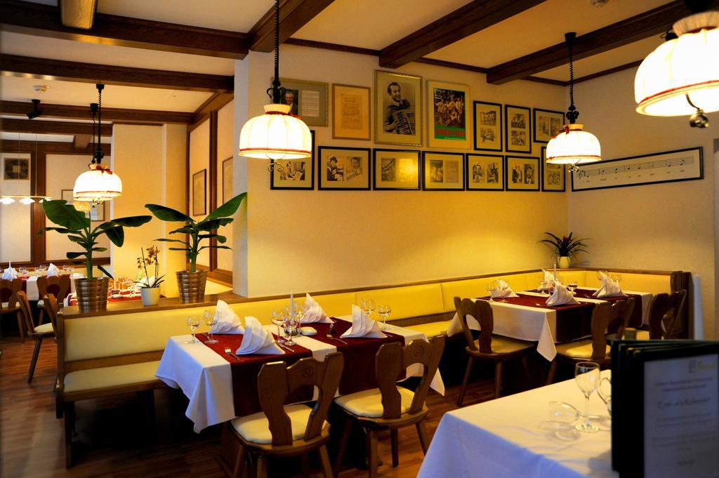 Hotel Zum Goldenen Hirsch Sankt Kilian Экстерьер фото