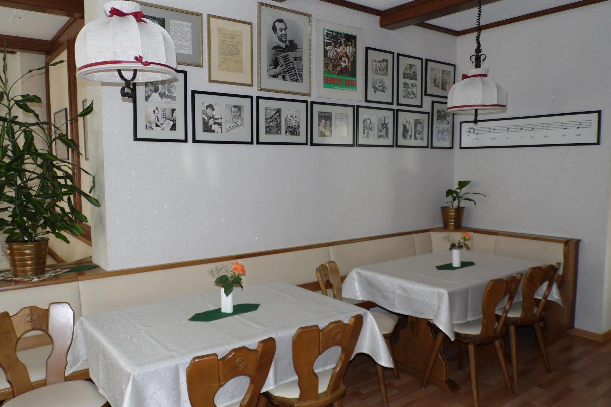 Hotel Zum Goldenen Hirsch Sankt Kilian Экстерьер фото