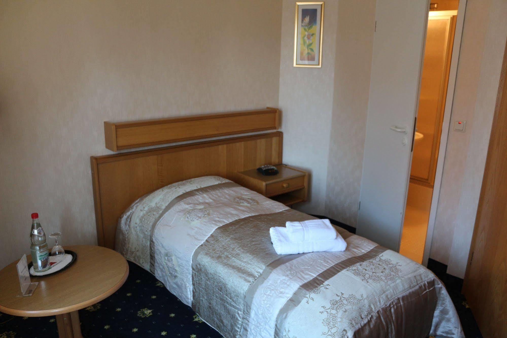 Hotel Zum Goldenen Hirsch Sankt Kilian Экстерьер фото