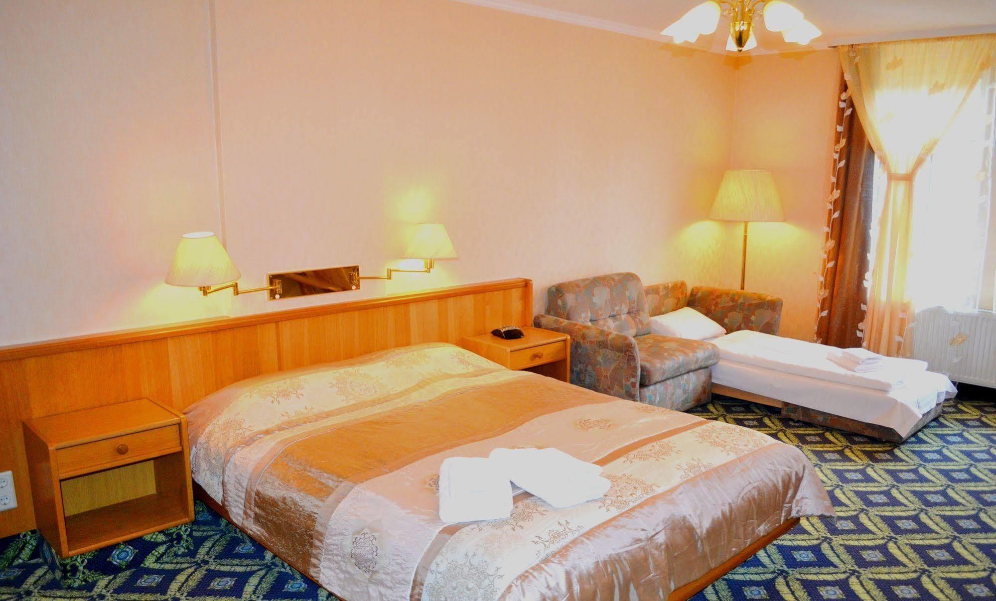 Hotel Zum Goldenen Hirsch Sankt Kilian Экстерьер фото
