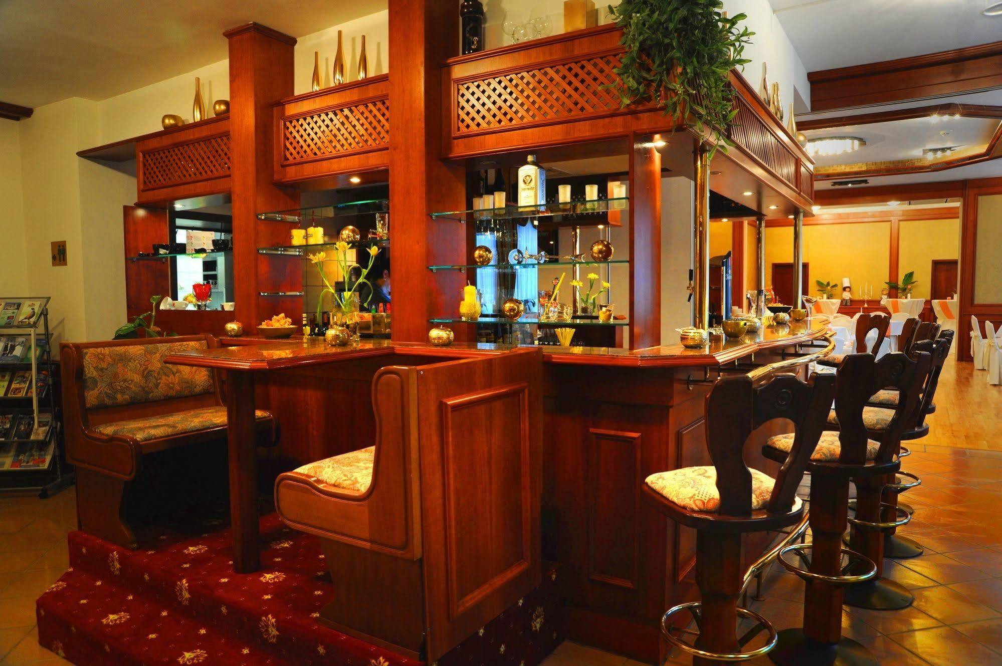 Hotel Zum Goldenen Hirsch Sankt Kilian Экстерьер фото