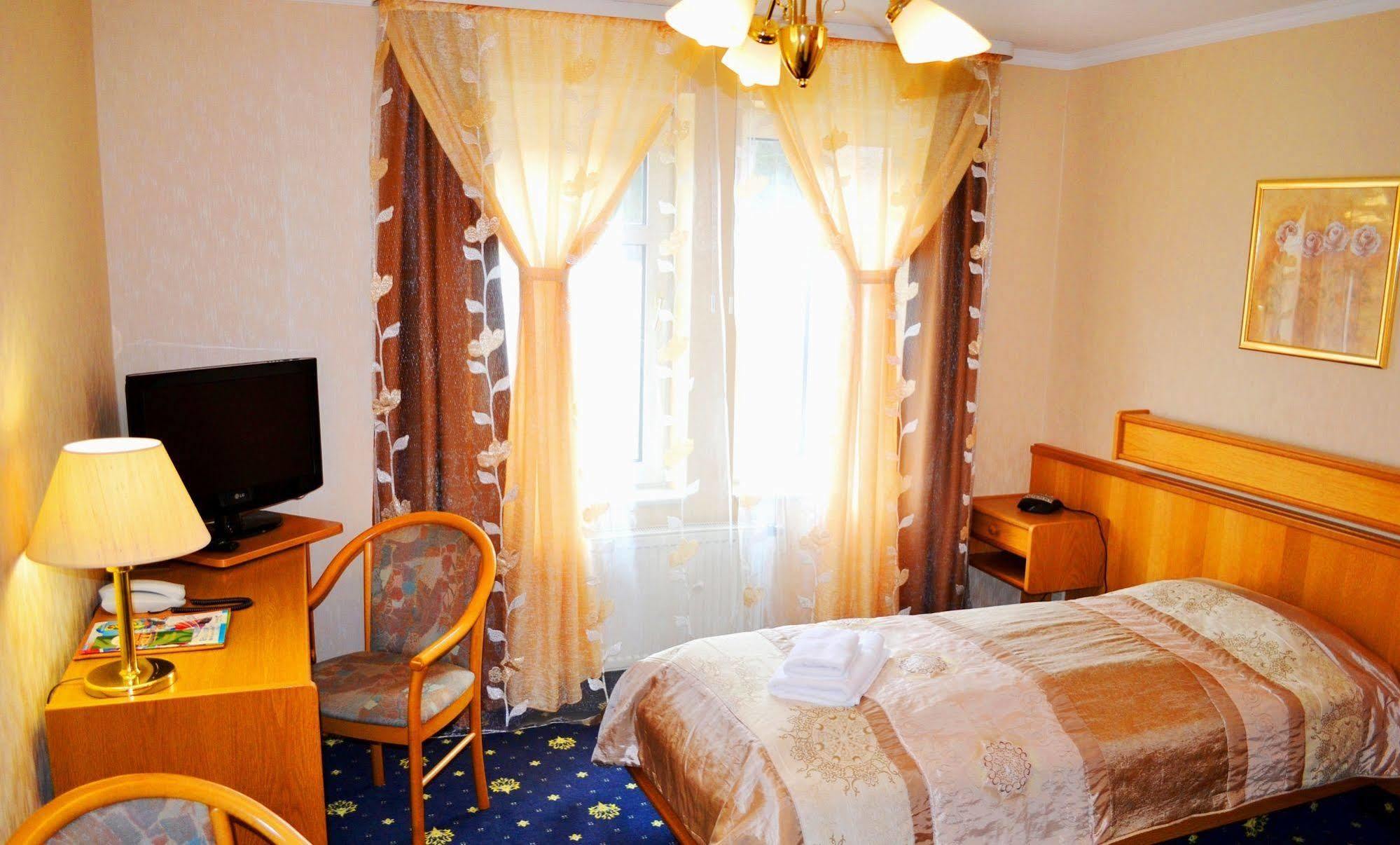 Hotel Zum Goldenen Hirsch Sankt Kilian Экстерьер фото