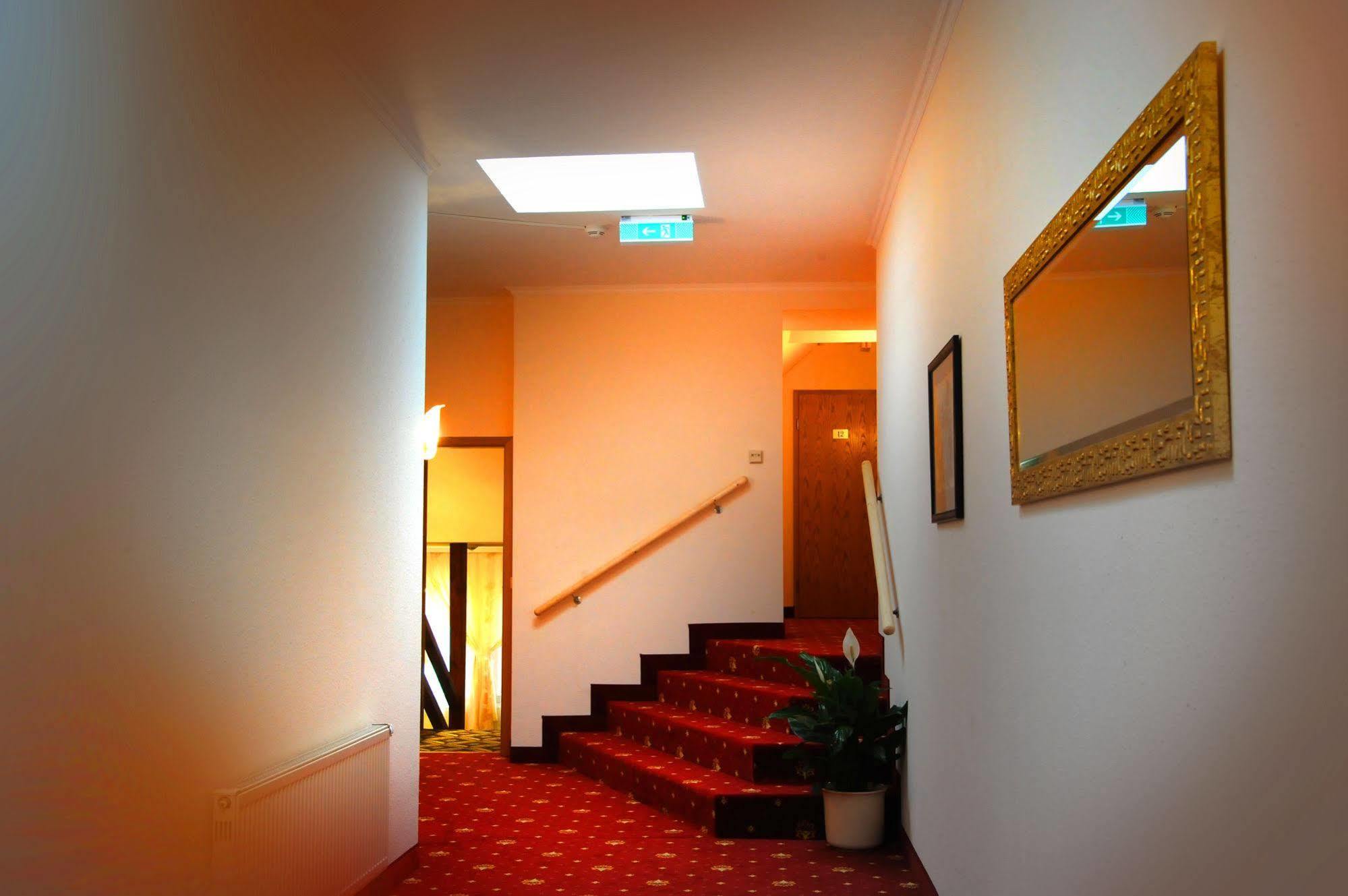 Hotel Zum Goldenen Hirsch Sankt Kilian Экстерьер фото